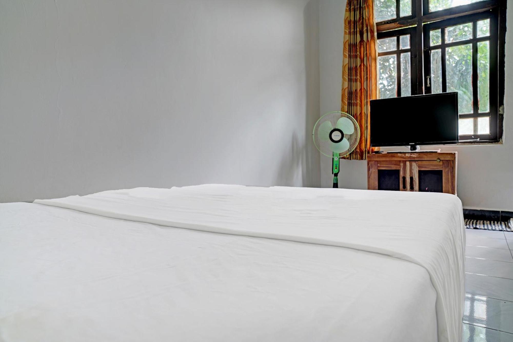 Spot On 92856 Home Stay Syariah Aom Kusman Сукабуми Экстерьер фото