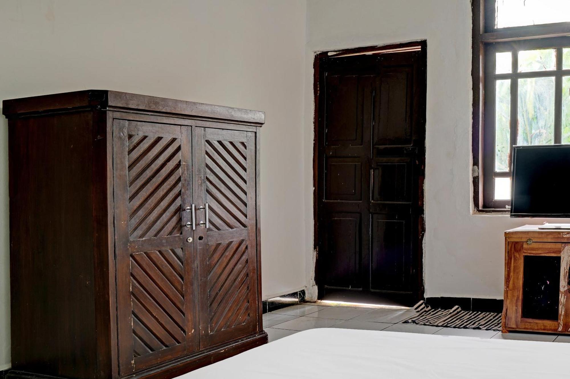 Spot On 92856 Home Stay Syariah Aom Kusman Сукабуми Экстерьер фото