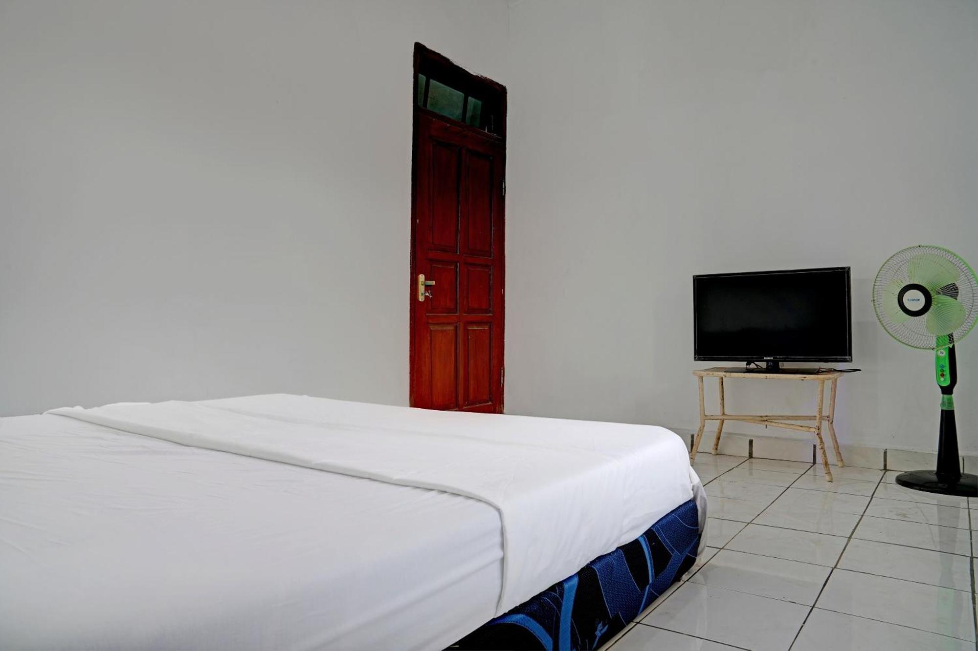 Spot On 92856 Home Stay Syariah Aom Kusman Сукабуми Экстерьер фото